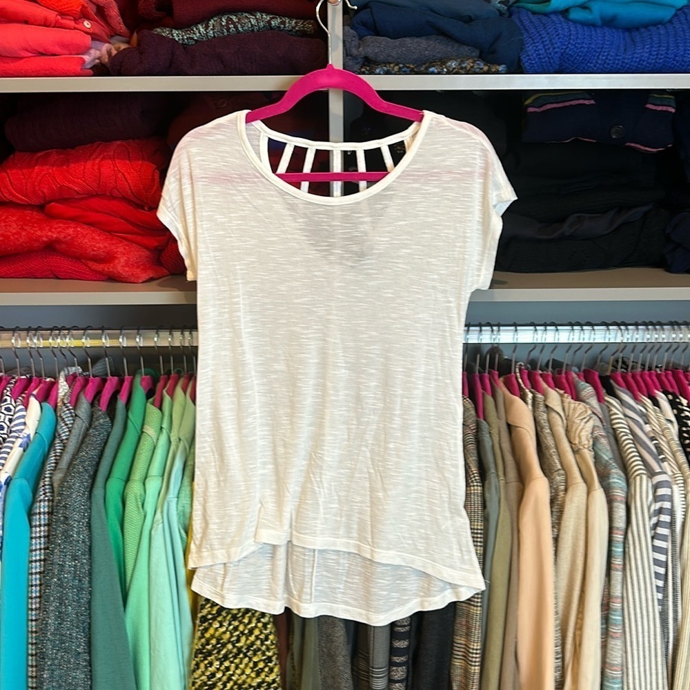 The Limited white short sleeve scoop neck hi low back cutout top size XS